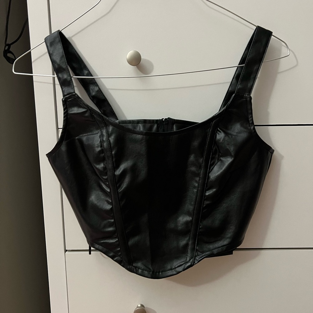 BLACK PLEATHER CROPPED TANK (NWT)